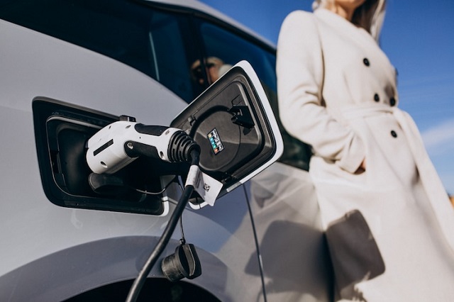voiture-électrique-avec-son-chargeur