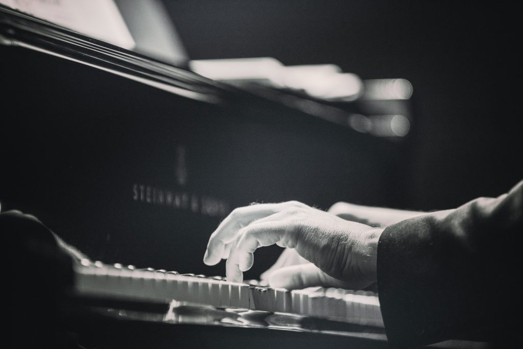 Les meilleurs outils et ressources pour réussir vos cours de piano en ligne