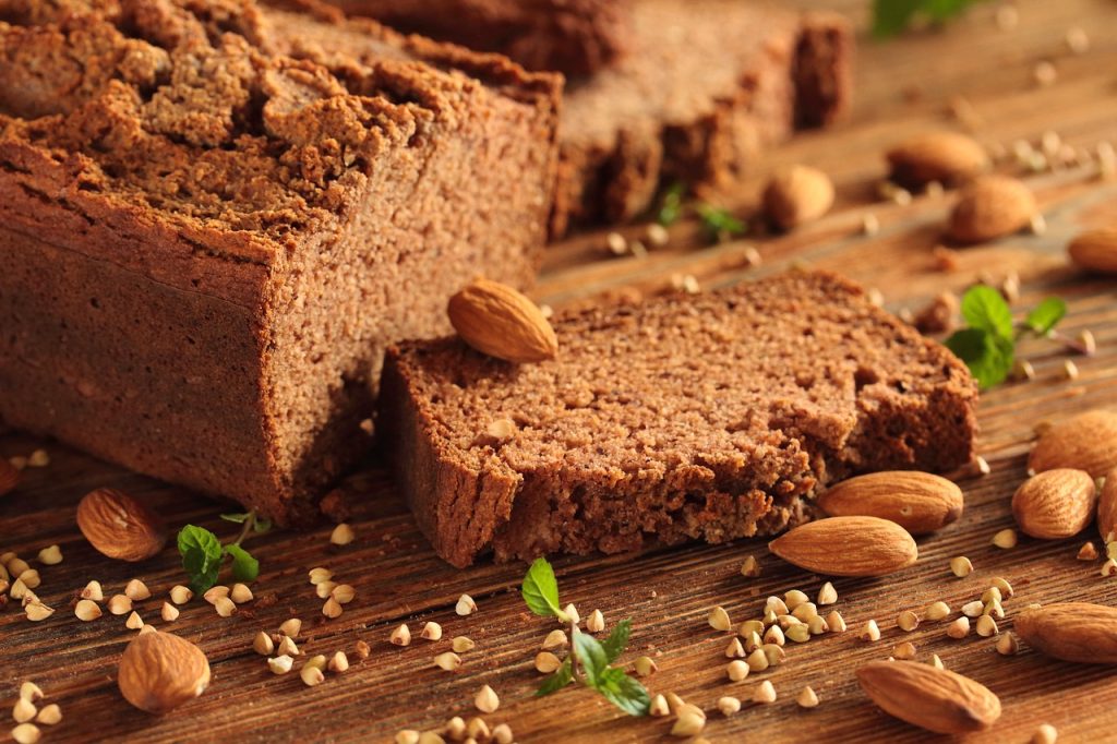 Pain sans gluten : recettes maison et meilleures options d’achat 2025